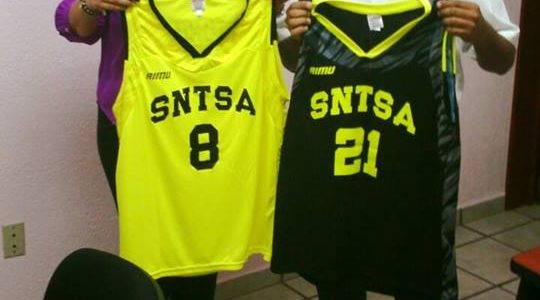 Entrega de Uniformes al Equipo de Básquetbol